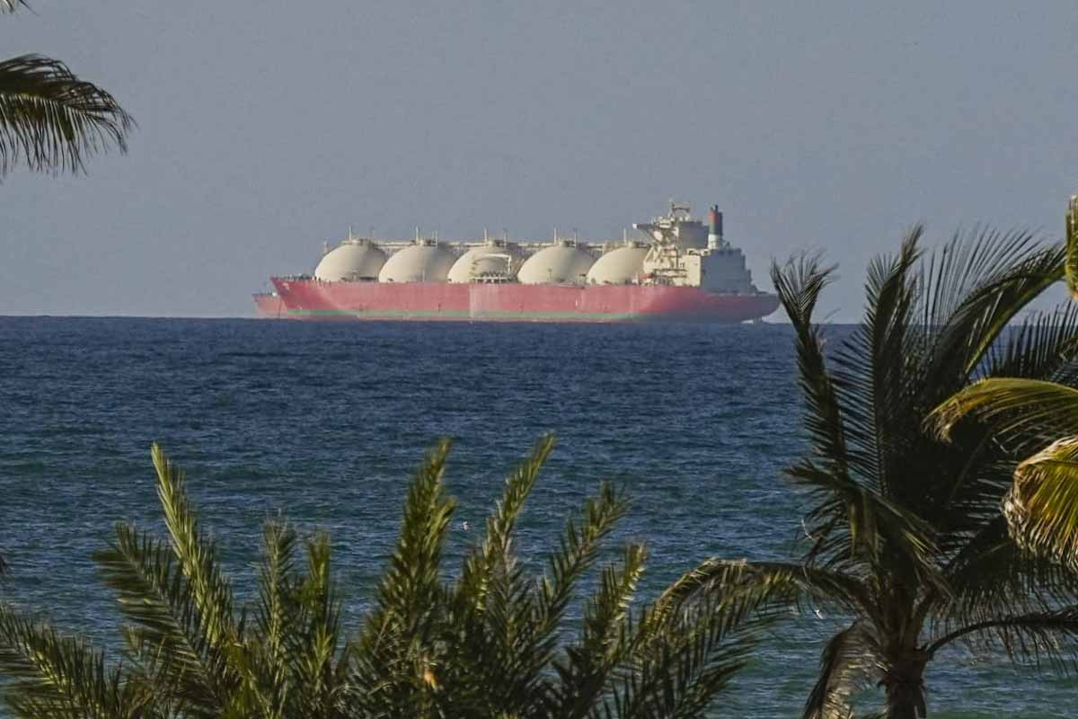 সারা দিনে হরমুজ পার হলো মার্কিন নিষেধাজ্ঞায় থাকা একমাত্র তেলবাহী জাহাজ