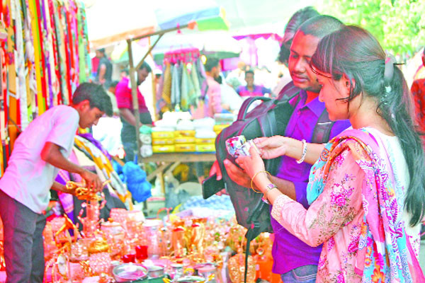 জমে উঠেছে হলিডে মার্কেট