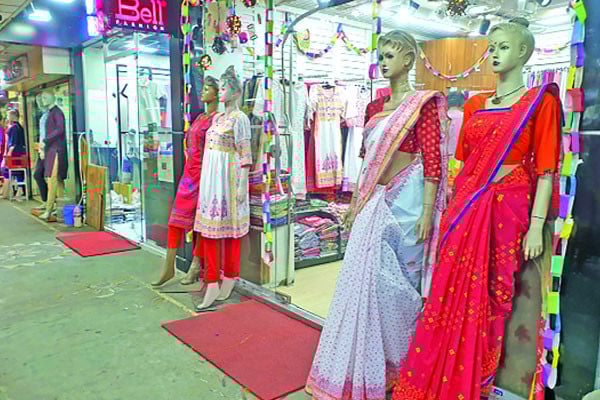 পয়লা বৈশাখ উপলক্ষে নানান পোশাকের পসরা
