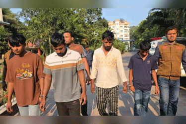 মুন্সীগঞ্জে রুগ্‌ণ ঘোড়া জবাই করে মাংস বিক্রি, গ্রেফতার ৪