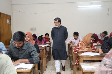 ইউএফটিবি কেন্দ্রে সুষ্ঠু পরিবেশে জিএসটি এ ইউনিটের ভর্তি পরীক্ষা