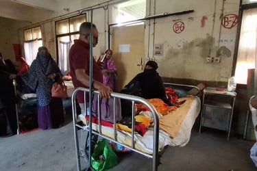 কুষ্টিয়ায় শ্রেণিকক্ষ থেকে অচেতন অবস্থায় স্কুলছাত্রী উদ্ধার