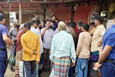 বিরামপুরে অসুস্থ গরুর মাংস বিক্রির অভিযোগে জরিমানা, মাটিতে পুঁতে ধ্বংস