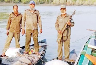 সুন্দরবনে বিষ দিয়ে মাছ শিকার, নৌকাসহ সরঞ্জাম জব্দ