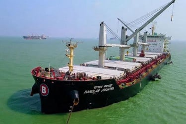 হরমুজ প্রণালি অতিক্রমের অনুমতি না পেয়ে শারজাহে ফিরছে বাংলাদেশি জাহাজ