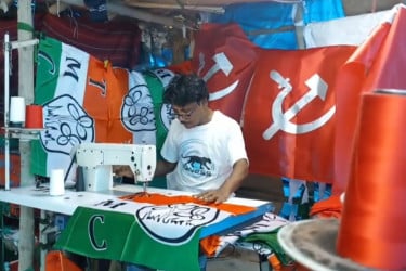 ভোটের আগে হাওড়ায় রাজনৈতিক পতাকা তৈরির কারখানায় ব্যস্ততা তুঙ্গে