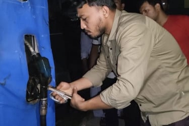 সিদ্ধিরগঞ্জে অবৈধ জ্বালানি তেল জব্দ, গ্রেপ্তার ২