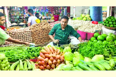 জ্বালানি তেল সংকটের অজুহাতে লাফিয়ে বাড়ছে নিত্যপণ্যের দাম