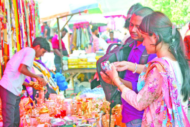 জমে উঠেছে হলিডে মার্কেট