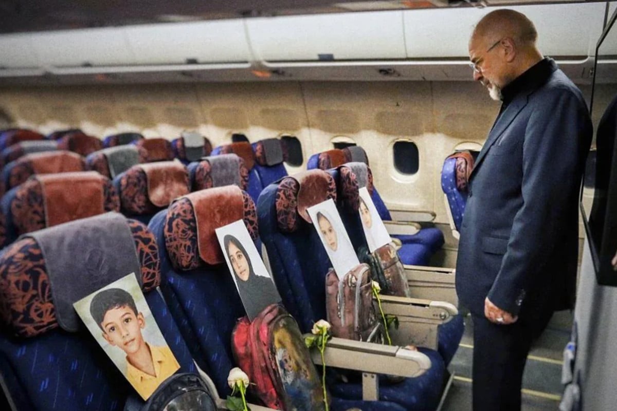 পাকিস্তানে ইরানি প্রতিনিধিদলের বিমানে মিনাব স্কুল হামলায় নিহতদের ছবি