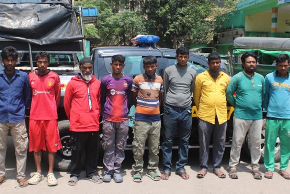 চট্টগ্রামে ফিশিং ট্রলারে মিললো ৫ লাখ ইয়াবা, গ্রেফতার ৯