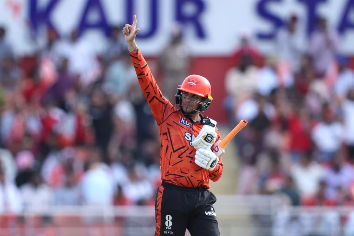 ঝড়ো ব্যাটিংয়ে রেকর্ড গড়লেন অভিষেক