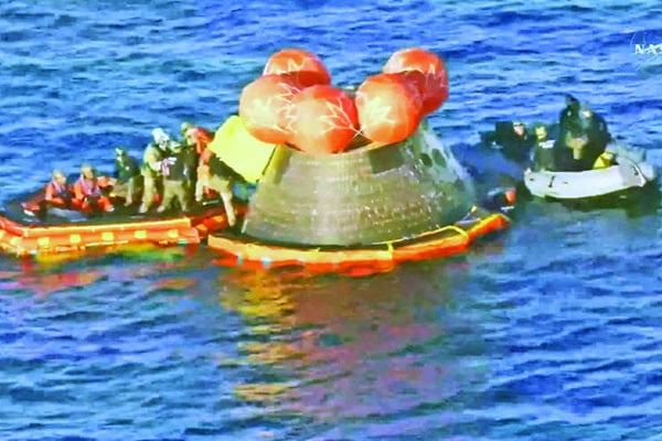 চাঁদের আঙিনা ঘুরে পৃথিবীতে ফিরলেন চার নভোচারী