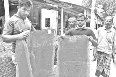 দাম বেড়েছে প্লাস্টিকের বস্তার