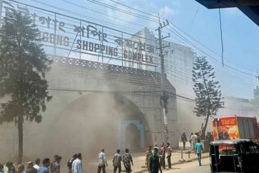 চট্টগ্রামে শপিং কমপ্লেক্সে আগুন