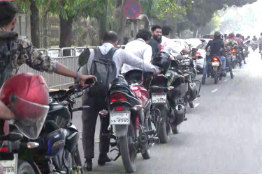 জ্বালানি তেলের জন্য পাম্পগুলোতে এখনও দীর্ঘ লাইন, দুর্ভোগ