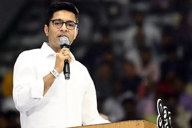 দেড় বছর ধরে হাসিনা দিল্লিতে কেন, মোদি সরকারের কাছে প্রশ্ন তৃণমূল নেতার