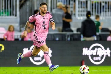 অনুশীলনে মেসির শটে ভাঙল ফটোগ্রাফারের ক্যামেরা