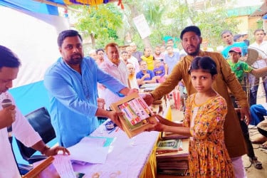 বুড়িচংয়ে অসচ্ছল ও মেধাবী শিক্ষার্থীদের মাঝে শিক্ষা উপকরণ বিতরণ
