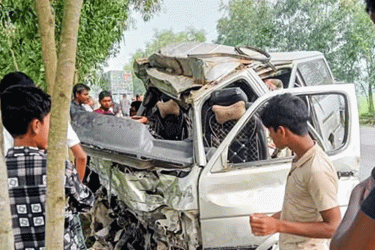 দিনাজপুরে মাইক্রোবাস-ট্রাক মুখোমুখি সংঘর্ষে নিহত ১, আহত ১০