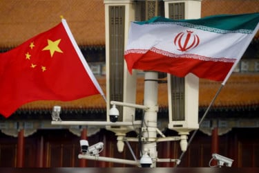 যুদ্ধবিরতির মাঝেই ইরানকে অস্ত্র দিচ্ছে চীন, মার্কিন গোয়েন্দাদের চাঞ্চল্যকর দাবি