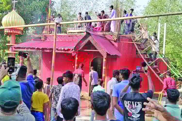 আস্তানায় জনতার হামলা কথিত পীর নিহত