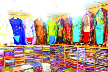 চাপে পড়েছেন দোকানিরা