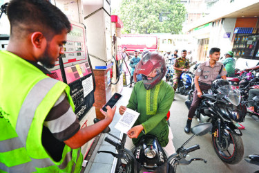 তেলের জন্য পাম্পে এখনো চাপ, কমছে না ভোগান্তি