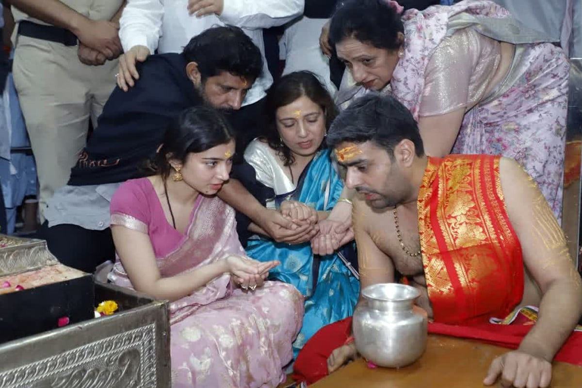 বক্স অফিসে ১০০০ কোটির ইতিহাস ‘ধুরন্ধর ২’, মন্দিরে প্রার্থনায় সারা