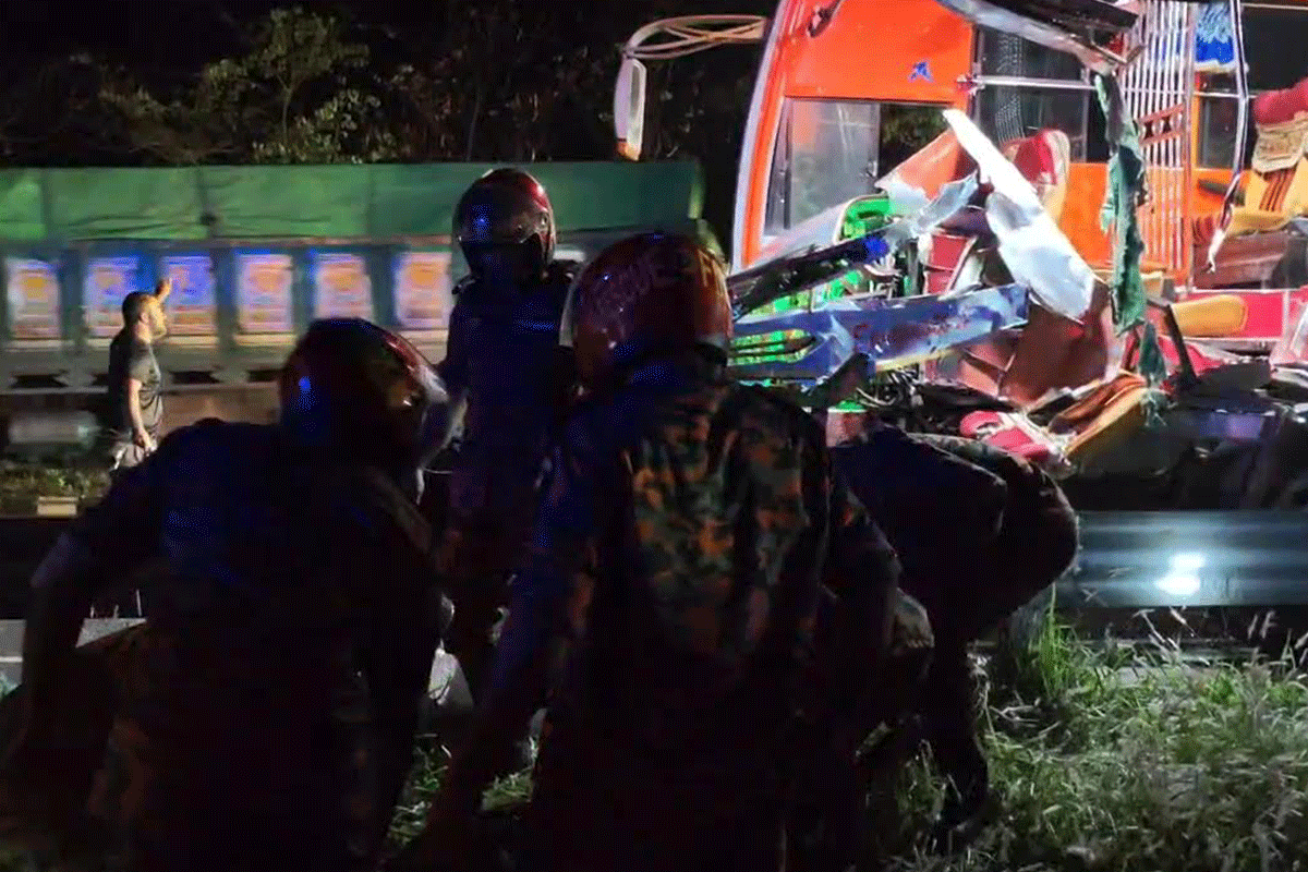 ঢাকা-মাওয়া এক্সপ্রেসওয়েতে সড়ক দুর্ঘটনায় নিহত ১