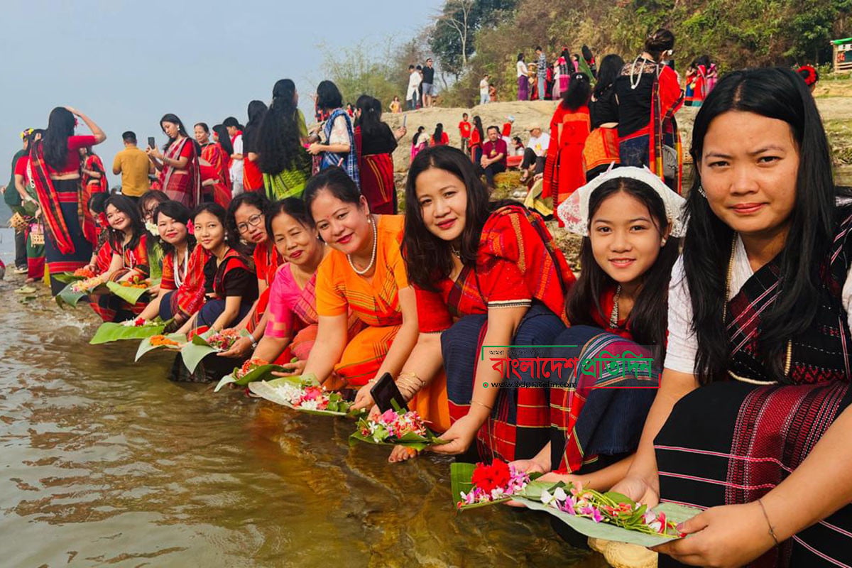 ফুলের সৌরভে সুরভিত কাপ্তাই হ্রদ