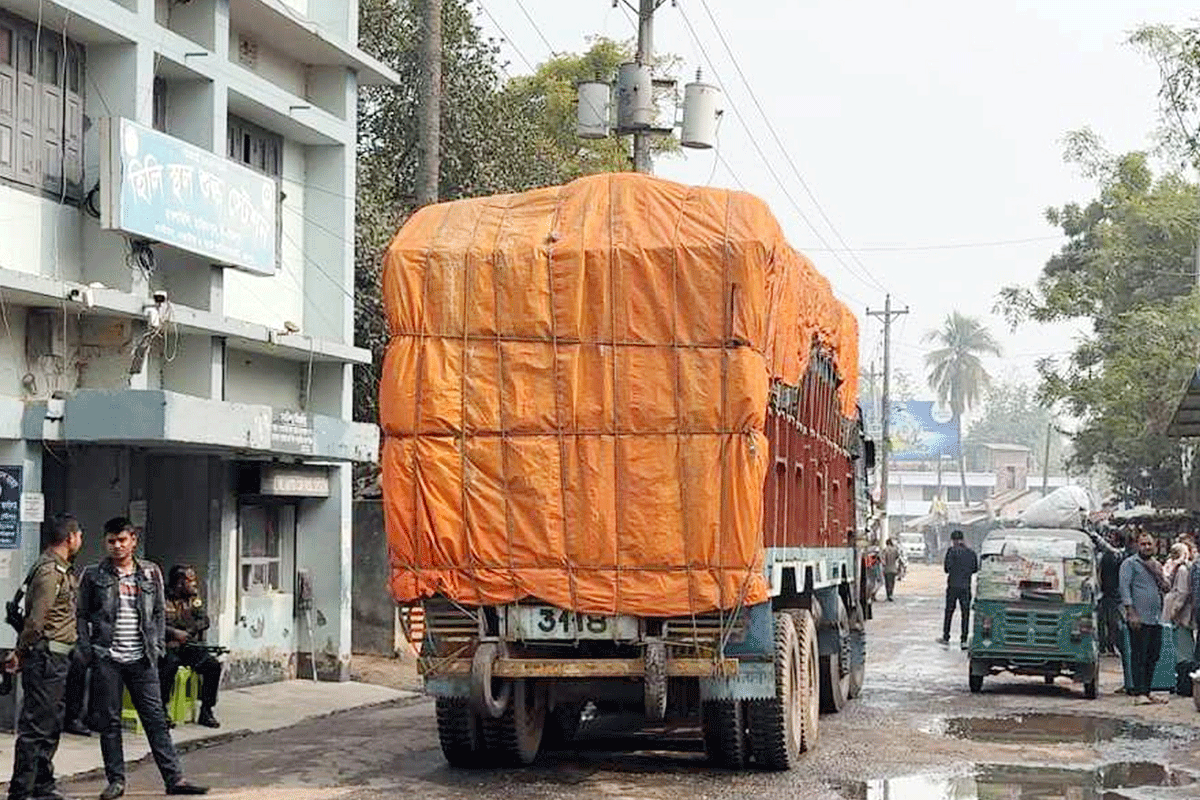 দীর্ঘদিন পর হিলি স্থলবন্দর দিয়ে এলো গম