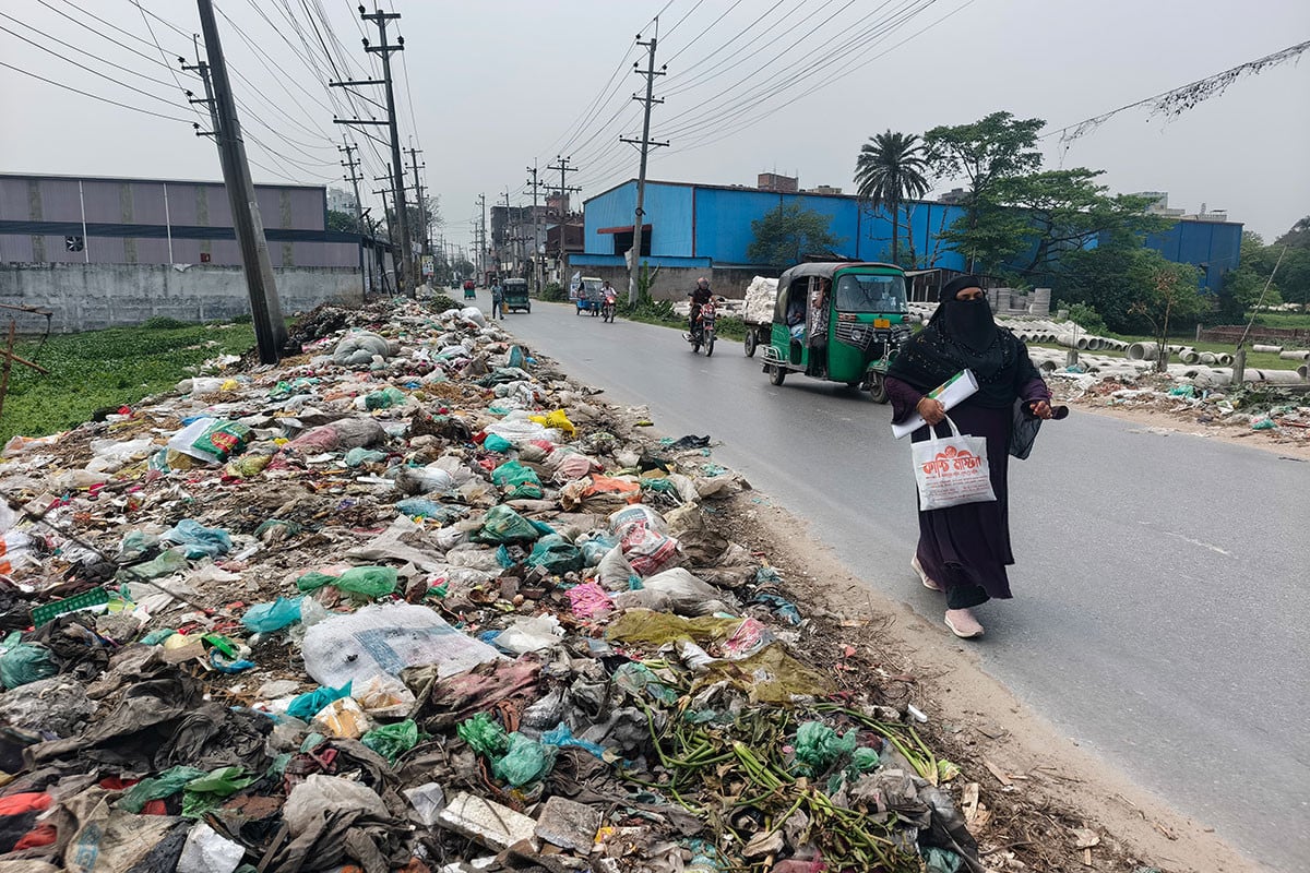 কেরানীগঞ্জের সড়কে বর্জ্য-আবর্জনার স্তূপ, ঝুঁকিতে জনস্বাস্থ্য