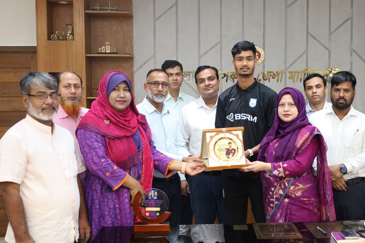 সাফ অনূর্ধ্ব-২০ চ্যাম্পিয়ন দলের গোলরক্ষক রাফিজকে সংবর্ধনা