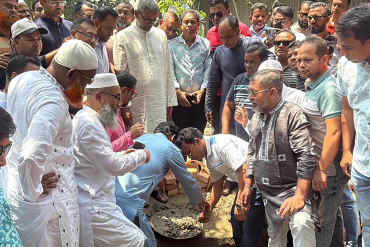 শহীদ হারুনের পরিবারকে বাড়ি উপহার দিচ্ছেন প্রধানমন্ত্রী