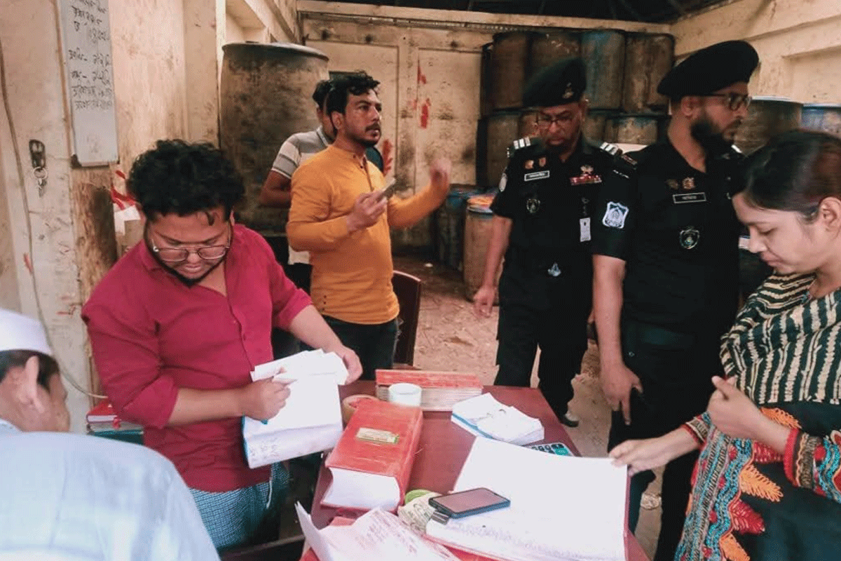 ব্রাহ্মণবাড়িয়ায় তেল মজুদ ও বেশি দামে বিক্রি, তিন দোকানিকে জরিমানা