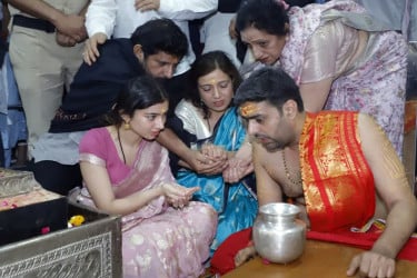 বক্স অফিসে ১০০০ কোটির ইতিহাস ‘ধুরন্ধর ২’, মন্দিরে প্রার্থনায় সারা