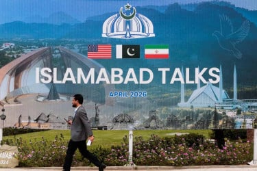 যুদ্ধবিরতি আলোচনার মধ্যেই পাকিস্তানে ইরানের তিন কার্গো বিমানের রহস্যময় অবতরণ