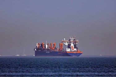 হরমুজ দিয়ে সামরিক জাহাজ চলাচল নয়, সতর্ক করল ইরান