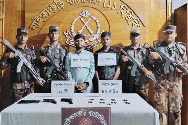 ২০ হাজার টাকার বিনিময়ে ‘আয়াতুল্লাহ’ নামে একজনের নির্দেশে পিস্তল-গুলি বহন করছিলেন তারা