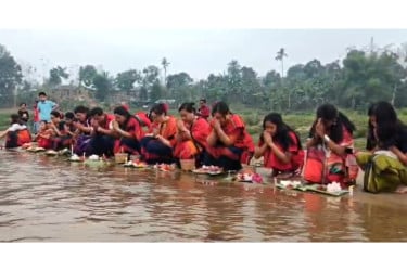 খাগড়াছড়ির চেঙ্গি নদীতে ফুল ভাসিয়ে ‘ফুল বিজু’ উদযাপন
