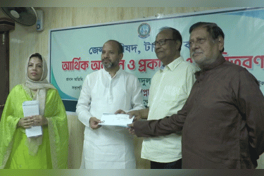 টাঙ্গাইলে আর্থিক অনুদান ও প্রকল্পের চেক বিতরণ