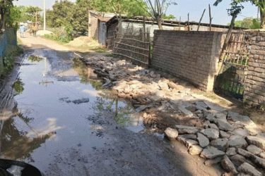 চাঁপাইনবাবগঞ্জে রাস্তা দখল করে বাড়ি-প্রাচীর নির্মাণ, ভোগান্তিতে এলাকাবাসী
