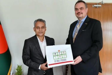 যোগাযোগ ব্যবস্থাকে আধুনিক ও নিরাপদ করতে নিরলস কাজ করছে সরকার