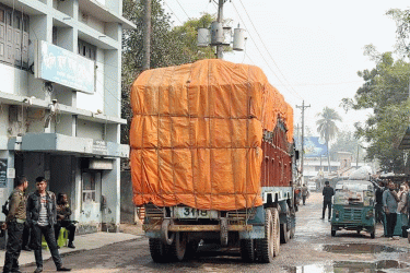 দীর্ঘদিন পর হিলি স্থলবন্দর দিয়ে এলো গম