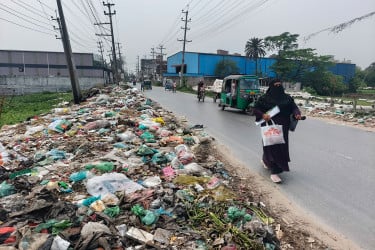 কেরানীগঞ্জের সড়কে বর্জ্য-আবর্জনার স্তূপ, ঝুঁকিতে জনস্বাস্থ্য