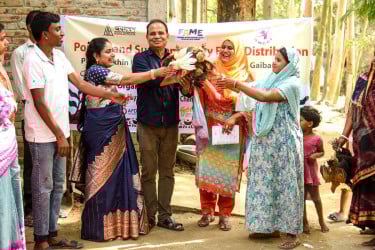 গাইবান্ধায় দলিত জনগোষ্ঠীর জীবনমান উন্নয়নে মুরগি বিতরণ