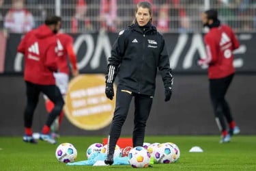 ইউরোপের শীর্ষে লিগে পুরুষ দলে প্রথম নারী প্রধান কোচ