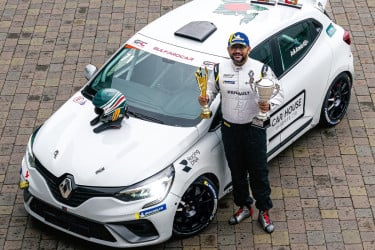 ইউএইতে মোটর রেসে চ্যাম্পিয়ন বাংলাদেশের অভিক আনোয়ার