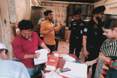 ব্রাহ্মণবাড়িয়ায় তেল মজুদ ও বেশি দামে বিক্রি, তিন দোকানিকে জরিমানা